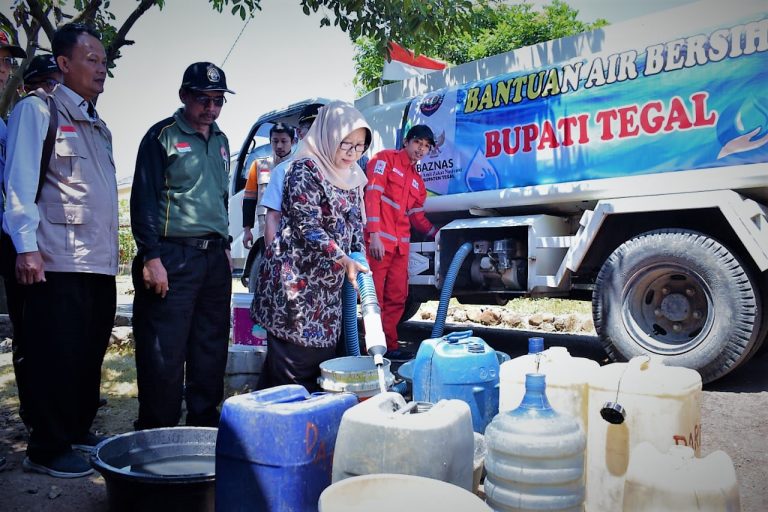 Bersama PMI dan Baznas, Pemkab Tegal Droping Air Bersih ke 9 Desa di Empat Kecamatan (Foto: Dok Pemkab Tegal)