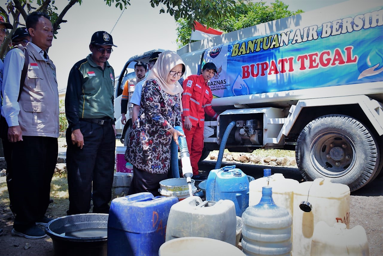 Bersama PMI dan Baznas, Pemkab Tegal Droping Air Bersih ke 9 Desa di Empat Kecamatan (Foto: Dok Pemkab Tegal)