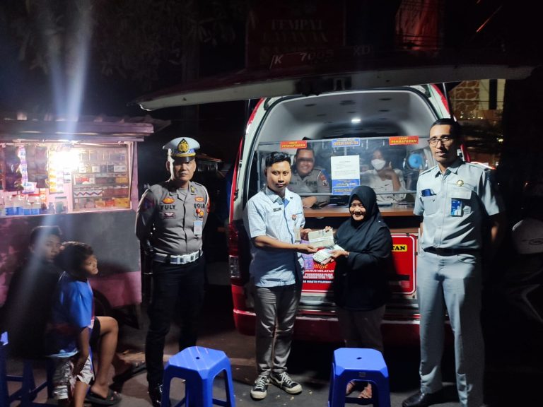 Tingkatkan Pelayanan Publik, Satlantas Polres Rembang Gelar Samsat Keliling Malam Hari (Foto: Dok Humas Polres Rembang)