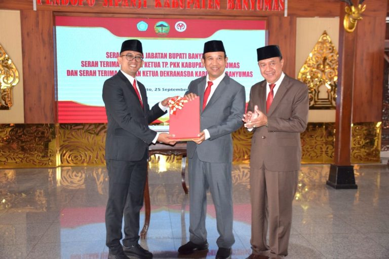 Serah Terima Jabatan Bupati Banyumas kepada Pj Bupati Hanung Cahyo Saputro (Foto: Dok Pemkab Banyumas)