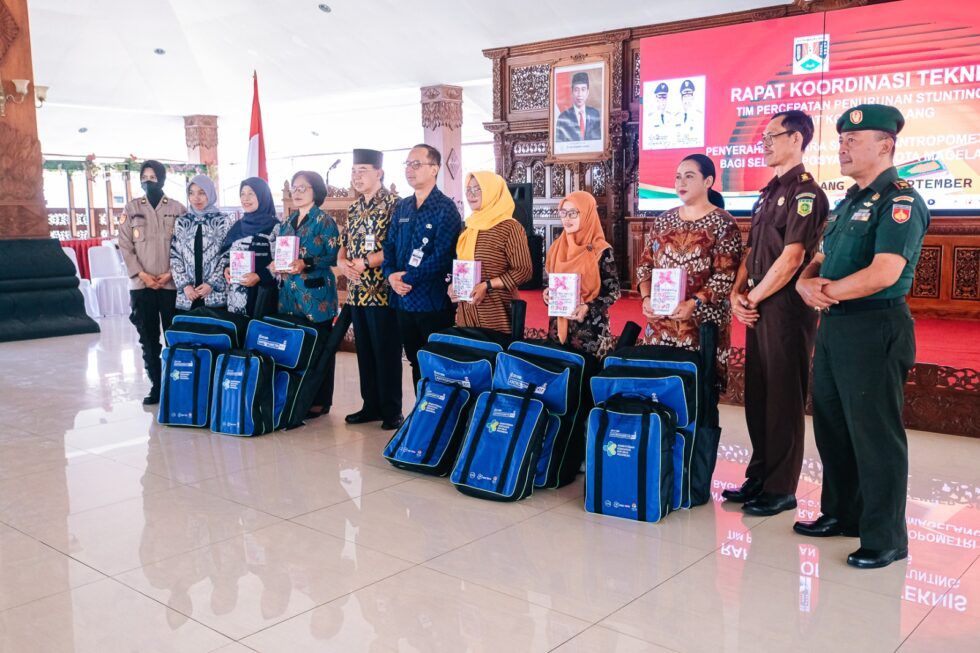 Pemkot Magelang membagikan alat Antropometri Kit kepada sebanyak 198 Posyandu se-Kota Magelang. (Foto: Dok Pemkot Magelang)
