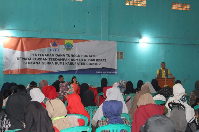 Penyerahan bantuan Dana Tunggu Hunian tahap dua bagi masyarakat terdampak gempa di Kabupaten Cianjur, Jawa Barat, pada Jumat (08/09). (Foto: Dok BNPB)