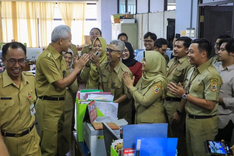 Kunjungi ASN di Kantor Gubernur, Ganjar: Saya Pamit dan Titip Tetap Jaga Integritas