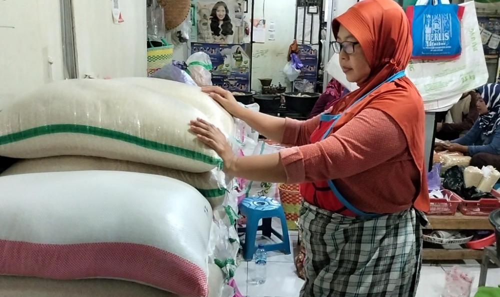 Pedagang Tunggu Pasokan dari Bulog, Harga Beras Tak Kunjung Turun (Foto: Dok MC Batang)
