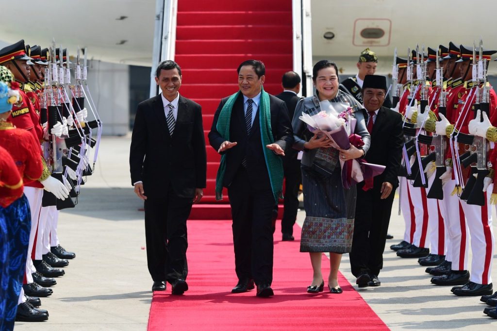 PM Laos Sonexay Siphandone beserta pendamping tiba di Bandara Soekarno-Hatta, Tangerang, Banten, Senin (04/09).