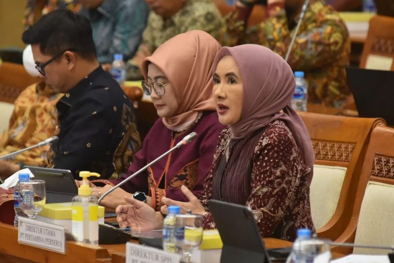 Direktur Utama Pertamina Nicke Widyawati saat menghadiri Rapat Dengar Pendapat dengan Komisi VII DPR RI di Jakarta, Rabu (30/08).