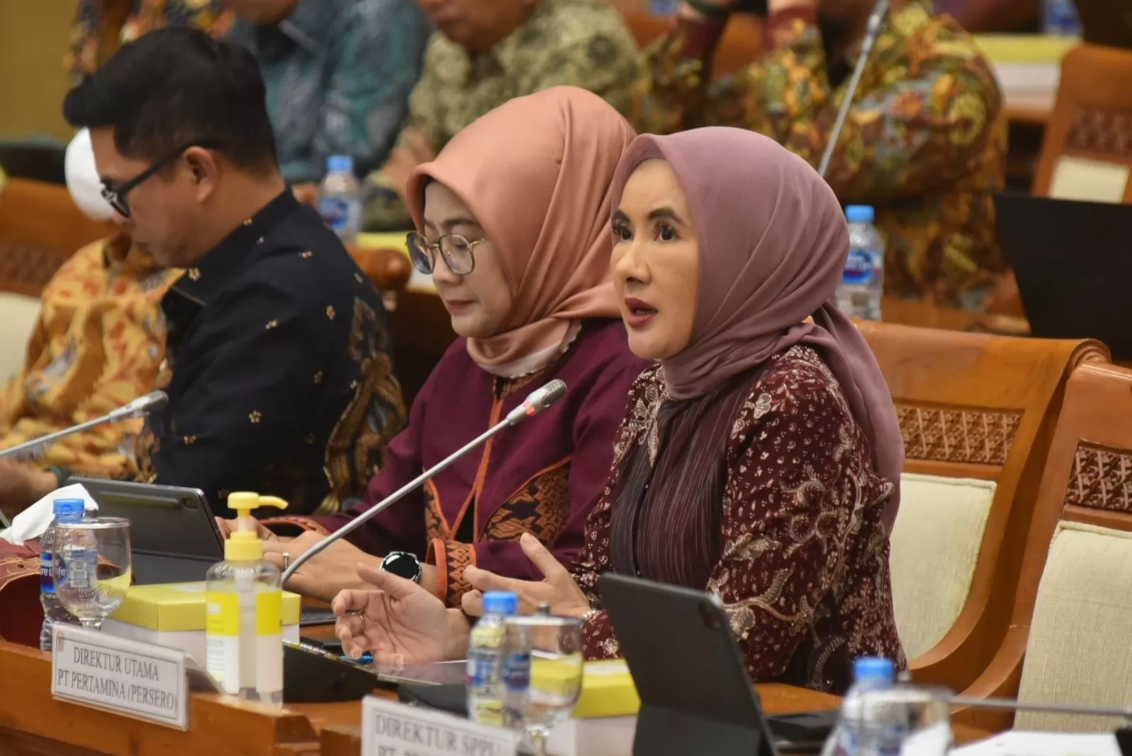 Direktur Utama Pertamina Nicke Widyawati saat menghadiri Rapat Dengar Pendapat dengan Komisi VII DPR RI di Jakarta, Rabu (30/08).