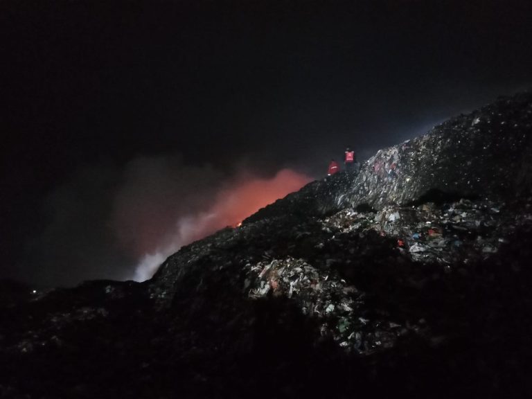 Sebanyak 45 Damkar Dikerahkan untuk Kendalikan Kebakaran TPA Putri Cempo Surakarta (Foto: Dok BNPB Surakarta)