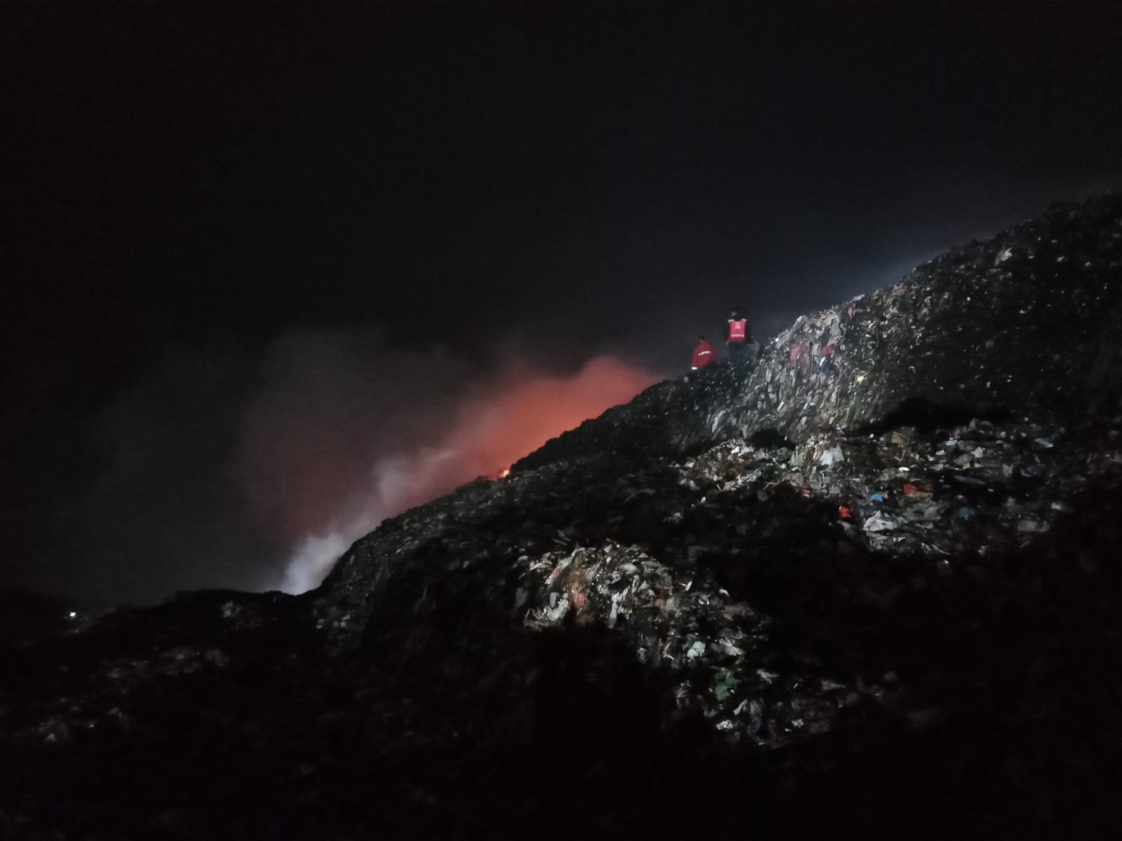 Sebanyak 45 Damkar Dikerahkan untuk Kendalikan Kebakaran TPA Putri Cempo Surakarta (Foto: Dok BNPB Surakarta)