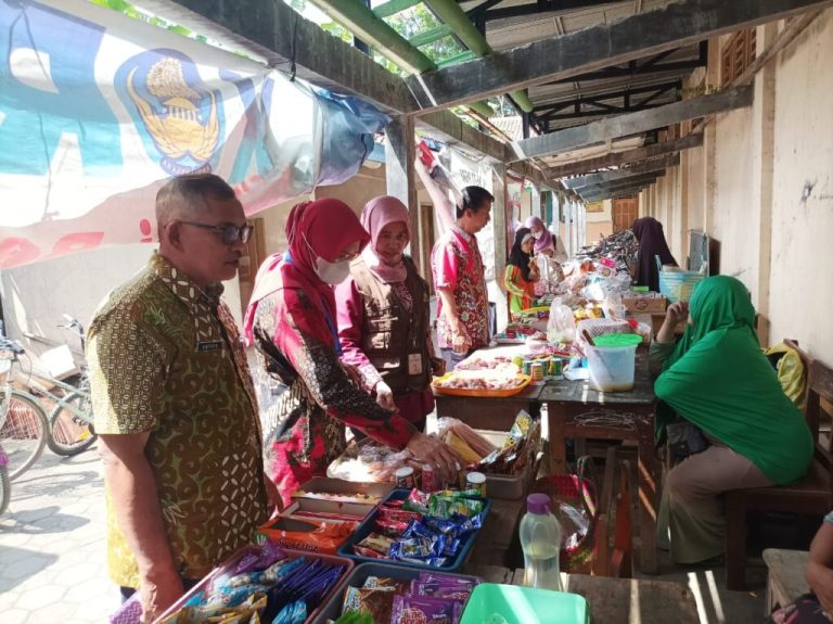 Lindungi Keamanan Pangan Siswa, TJKPD Cilacap Monitoring Kantin Sekolah (Foto: Dok Kominfo Cilacap)
