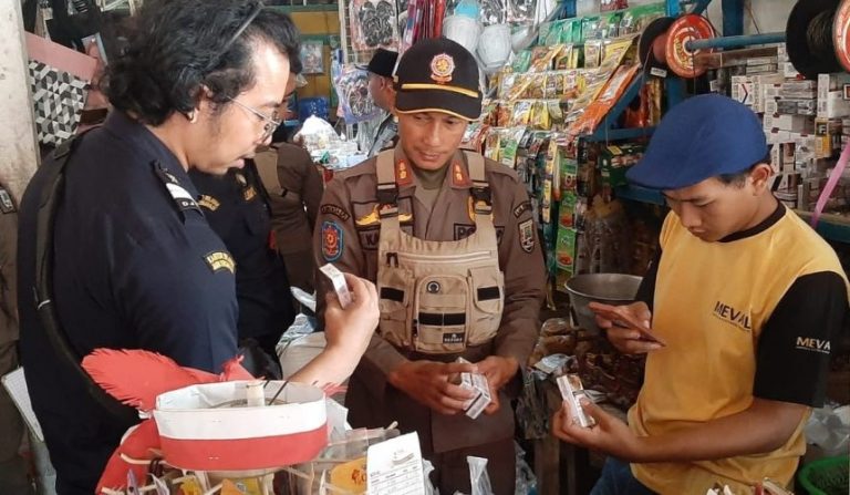 Meminimalisasi Kerugian Negara, Petugas Gabungan Gelar Razia Rokok Ilegal (Foto: Dok Kominfo Rembang)