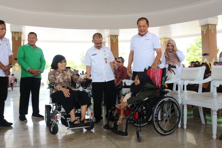 Kemensos Salurkan Bantuan Layanan Sosial Kepada PPKS Karanganyar (Foto: Dok Kemensos)