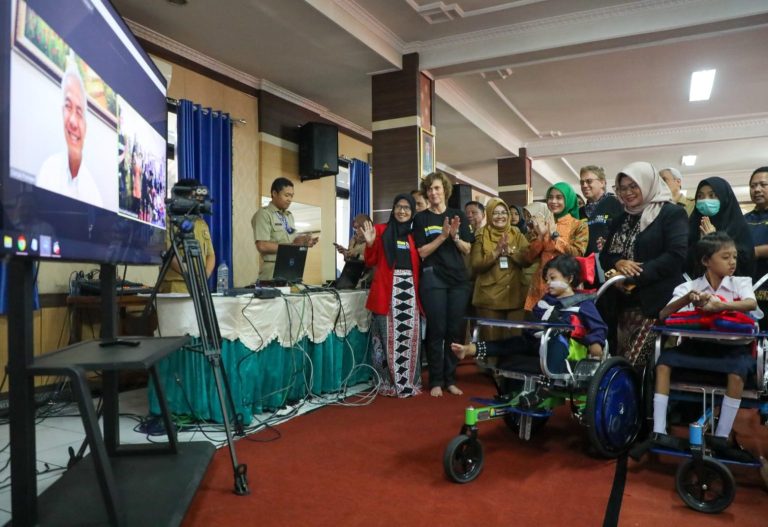 Bocah Penyandang Cerebral Palsy Terima Bantuan Kursi Roda Adaptif dari Australia (Foto: Dok Diskominfo Jateng)