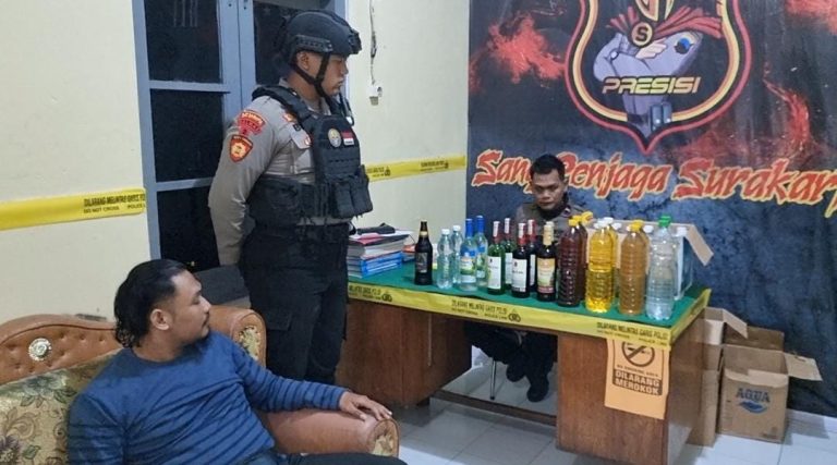Tim Sparta Sita Puluhan Botol Miras di Sebuah Rumah di Pajang (Foto: Dok Humas Polresta Surakarta)