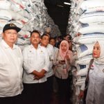 Ketua Komisi IV DPR RI Sudin beserta rombongan Komisi IV DPR RI saat melakukan sidak ke gudang Bulog beras di Kudus, Jawa Tengah. (Foto: Dok DPR RI)