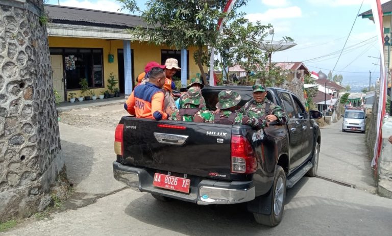 Tim gabungan pencarian dan pertolongan pendaki Gunung Sumbing, Kabupaten Wonosobo, Jawa Tengah, Sabtu (2/9).