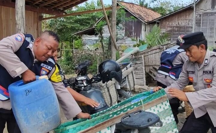 Modifikasi Motor Dinas, Polisi Salurkan Bantuan Air Bersih Hingga ke Pelosok Desa (Foto: Dok Humas Polres Blora)