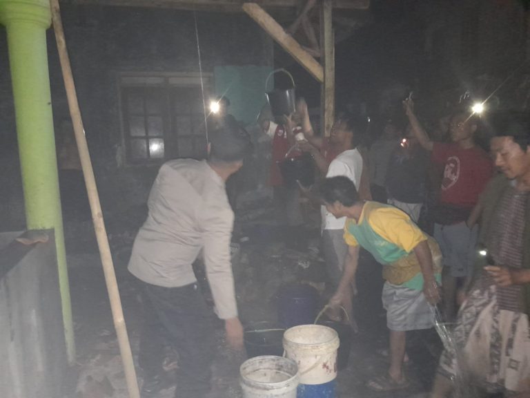 Lupa Mematikan Tungku Usai Memasak, Rumah Warga Paninggaran Pekalongan Terbakar (Foto: Dok Humas Polres Pekalongan)
