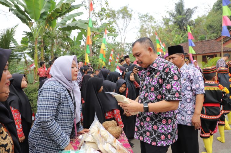 Jalankan BSD, Apresiasi Produk UMKM, Bupati Beli Beras Porang (Foto: Dok Pemkab Purworejo)