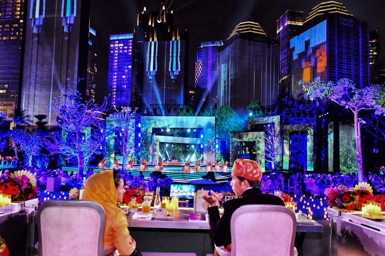 Presiden Joko Widodo dan Ibu Negara Iriana Joko Widodo menikmati pertunjukkan saat Gala Dinner KTT ke-43 ASEAN, di Hutan Kota Plataran, Kompleks GBK, Senayan, Jakarta, Rabu (06/09). (Foto:Dok MC KTT ASEAN 2023)