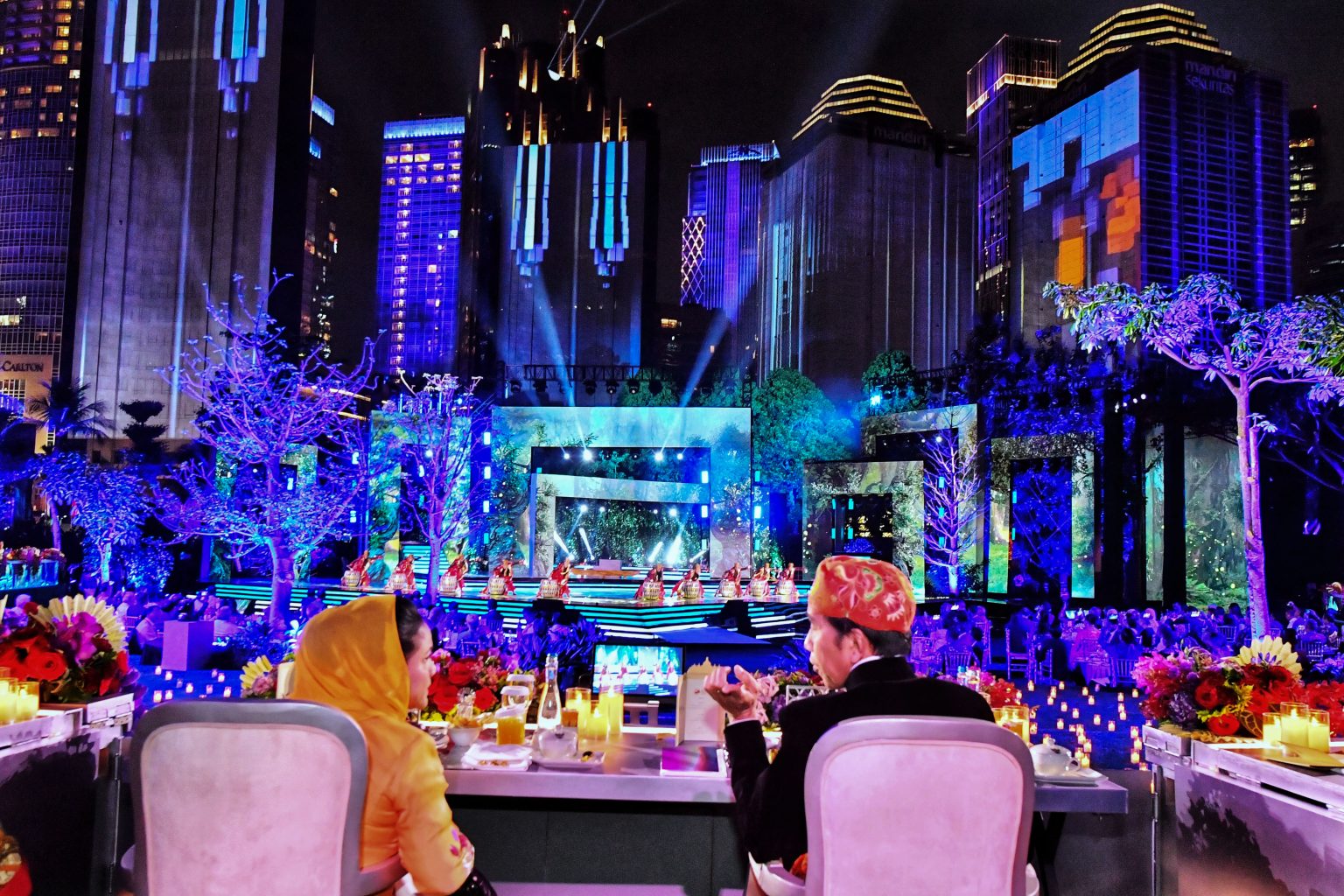Presiden Joko Widodo dan Ibu Negara Iriana Joko Widodo menikmati pertunjukkan saat Gala Dinner KTT ke-43 ASEAN, di Hutan Kota Plataran, Kompleks GBK, Senayan, Jakarta, Rabu (06/09). (Foto:Dok MC KTT ASEAN 2023)