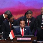Presiden Jokowi didampingi Menko Polhukam Mahfud MD, Menko Perekonomian Airlangga Hartarto, Menko PMK Muhadjir Effendi, dan Mensesneg Pratikno saat mengikuti Sesi Plenary KTT ke-43 ASEAN, di Jakarta Convention Center (JCC), Jakarta, Selasa (05/09). (Foto: Dok MC KTT ASEAN 2023)