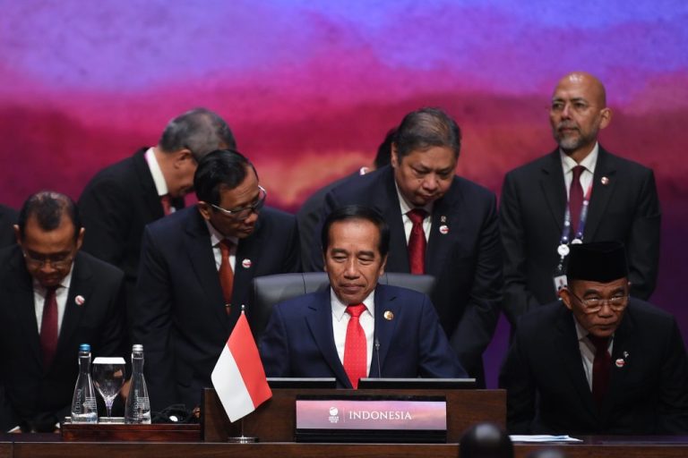 Presiden Jokowi didampingi Menko Polhukam Mahfud MD, Menko Perekonomian Airlangga Hartarto, Menko PMK Muhadjir Effendi, dan Mensesneg Pratikno saat mengikuti Sesi Plenary KTT ke-43 ASEAN, di Jakarta Convention Center (JCC), Jakarta, Selasa (05/09). (Foto: Dok MC KTT ASEAN 2023)