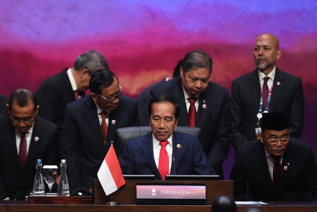 Presiden Jokowi didampingi Menko Polhukam Mahfud MD, Menko Perekonomian Airlangga Hartarto, Menko PMK Muhadjir Effendi, dan Mensesneg Pratikno saat mengikuti Sesi Plenary KTT ke-43 ASEAN, di Jakarta Convention Center (JCC), Jakarta, Selasa (05/09). (Foto: Dok MC KTT ASEAN 2023)