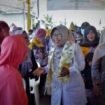 Bupati Tegal Umi Azizah mengenakan syal ecoprint saat penyambutan kehadirannya di acara Tilik Desa di Balai Desa Slawi Kulon, Kecamatan Slawi (Foto: Dok Pemkab Tegal)