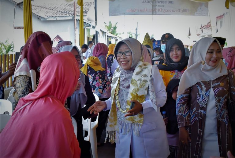 Bupati Tegal Umi Azizah mengenakan syal ecoprint saat penyambutan kehadirannya di acara Tilik Desa di Balai Desa Slawi Kulon, Kecamatan Slawi (Foto: Dok Pemkab Tegal)