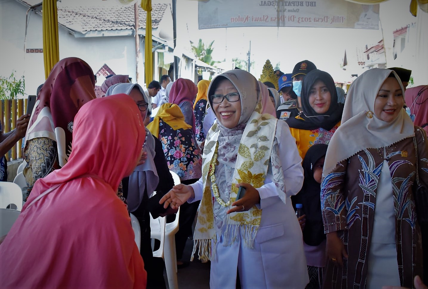 Bupati Tegal Umi Azizah mengenakan syal ecoprint saat penyambutan kehadirannya di acara Tilik Desa di Balai Desa Slawi Kulon, Kecamatan Slawi (Foto: Dok Pemkab Tegal)