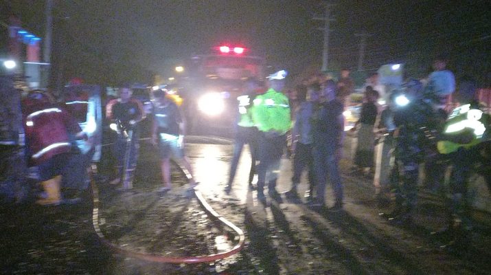 Diduga Korsleting, Kendaraan Pengangkut Mebel dari Jepara Terbakar Di Brebes (Foto: Dok Humas Polres Brebes)