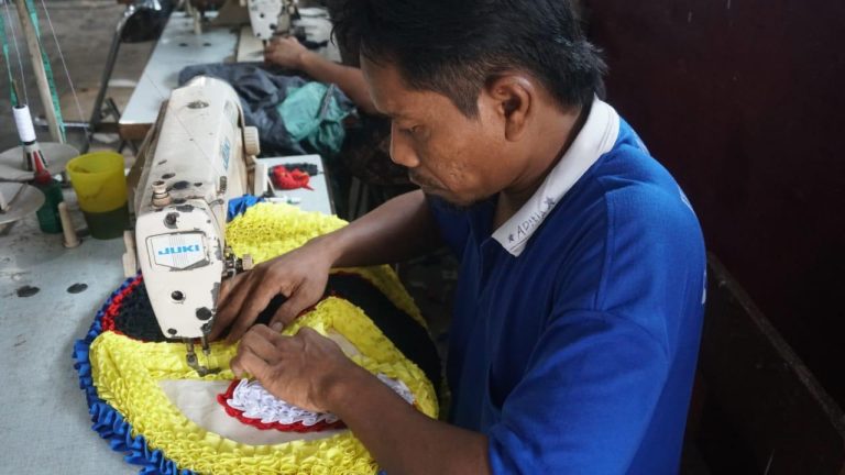 Memanfaatkan Limbah Kain, WBP Rutan Kelas IIA Pekalongan Hasilkan Produk Keset (Foto: Dok Timkom Pemkot Pekalongan)