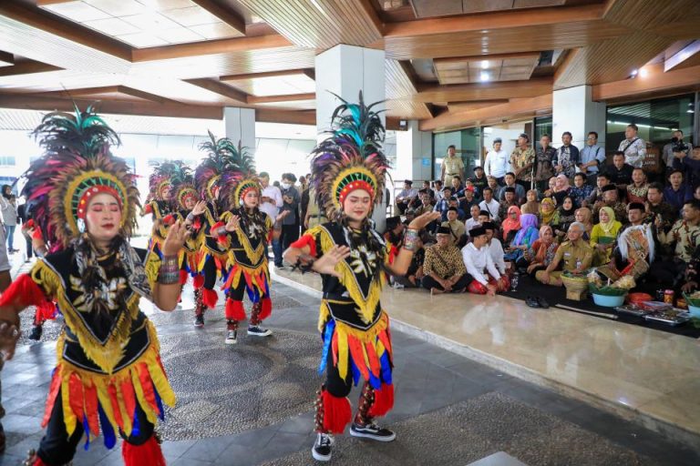 Petani dan Seniman dari 35 Kota/Kabupaten Geruduk Kantor Gubernuran