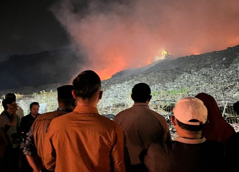 Tinjau Kebakaran di TPA Jatibarang Semarang, Pj Gubernur Minta Petugas Terus Melokalisasi Api (Foto: Dok Humas Pemprov Jateng)