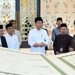 Presiden Jokowi menerima mushaf Al-Qur’an dari Rektor UNSIQ Wonosobo, di Masjid Mohammed bin Zayed, Kota Surakarta, Jateng, Kamis (29/09).(Foto: Dok BPMI Setpres)