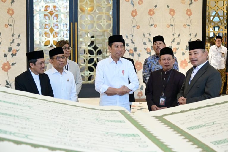 Presiden Jokowi menerima mushaf Al-Qur’an dari Rektor UNSIQ Wonosobo, di Masjid Mohammed bin Zayed, Kota Surakarta, Jateng, Kamis (29/09).(Foto: Dok BPMI Setpres)
