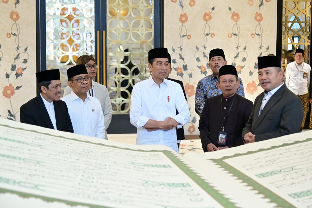Presiden Jokowi menerima mushaf Al-Qur’an dari Rektor UNSIQ Wonosobo, di Masjid Mohammed bin Zayed, Kota Surakarta, Jateng, Kamis (29/09).(Foto: Dok BPMI Setpres)
