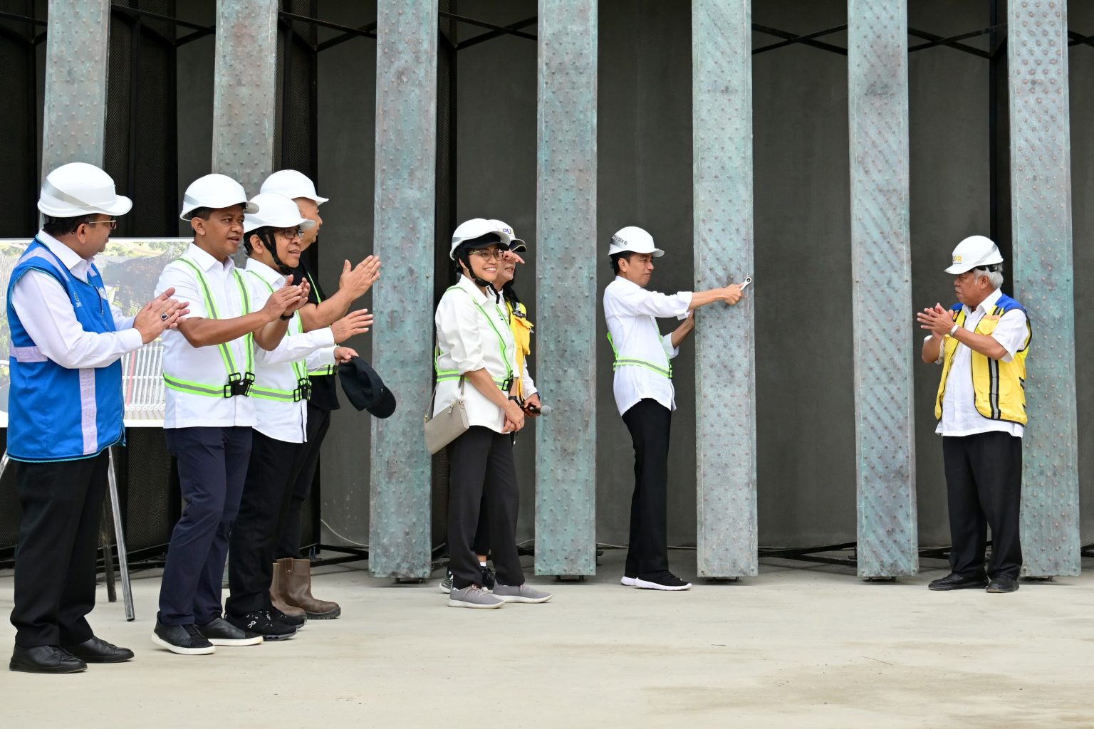 Presiden Jokowi Pasang Bilah Pertama Garuda di Kantor Presiden IKN (Foto: Dok BPMI Setpres)
