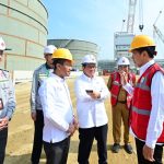 Presiden Jokowi meninjau pembangunan area industri PT Lotte Chemical Indonesia (LCI), Kota Cilegon, Provinsi Banten, Selasa (12/09). (Foto: Dok BPMI SETPRES)
