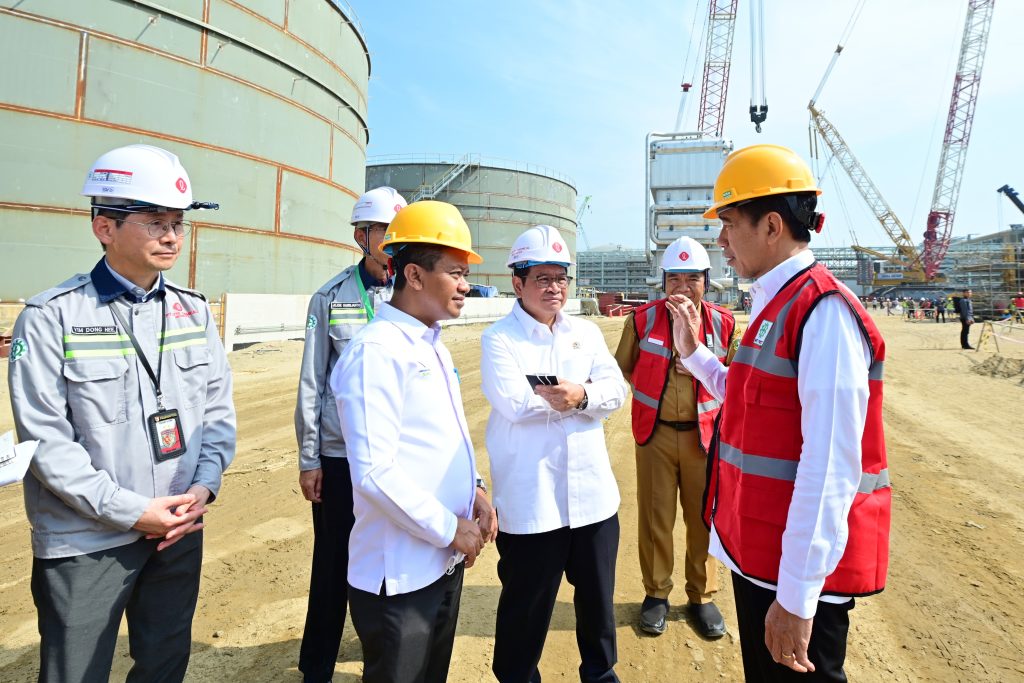 Presiden Jokowi meninjau pembangunan area industri PT Lotte Chemical Indonesia (LCI), Kota Cilegon, Provinsi Banten, Selasa (12/09). (Foto: Dok BPMI SETPRES)