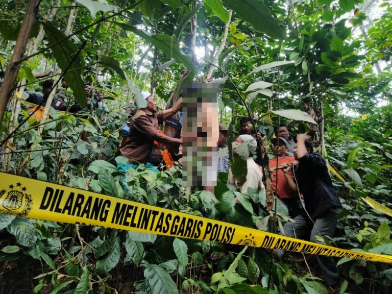 Diduga Bunuh Diri, Mayat Laki-laki Ditemukan di Hutan Lebakbarang Pekalongan (Foto: Dok Humas Polres Pekalongan)