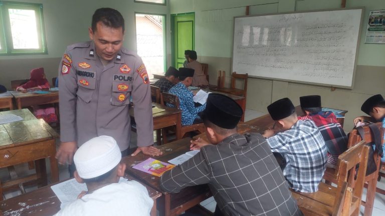 Kelola Dana Wakaf Air Bersih, Aiptu Gunawan Nugroho Dirikan Madrasah Diniyah Gratis (Foto: Dok Humas Polres Boyolali)