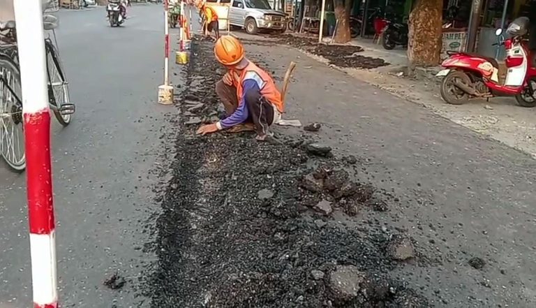 Dibongkar, Pengaspalan Jalan Ahmad Yani Grobogan Senilai Ratusan Juta (Foto: Han/KanalMuria)