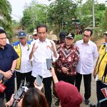 Presiden Jokowi memberikan keterangan pers usai meninjau penanganan IJD di Kabupaten Penajam Paser Utara, Kalimantan Timur, pada Sabtu (23/09). (Foto: Dok BPMI Setpres)