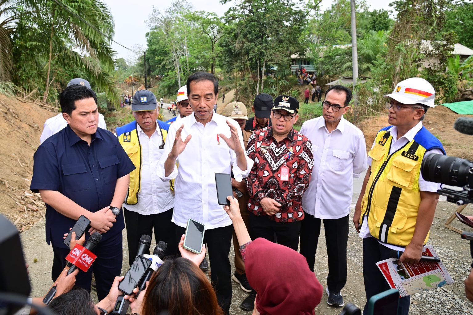 Presiden Jokowi memberikan keterangan pers usai meninjau penanganan IJD di Kabupaten Penajam Paser Utara, Kalimantan Timur, pada Sabtu (23/09). (Foto: Dok BPMI Setpres)