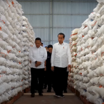 Presiden Jokowi meninjau ketersediaan stok beras di Kompleks Pergudangan Sunter Timur II, Kelapa Gading, Jakarta, Senin (11/09) siang. (Foto: Dok Humas Setkab)