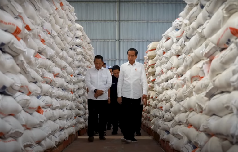 Presiden Jokowi meninjau ketersediaan stok beras di Kompleks Pergudangan Sunter Timur II, Kelapa Gading, Jakarta, Senin (11/09) siang. (Foto: Dok Humas Setkab)