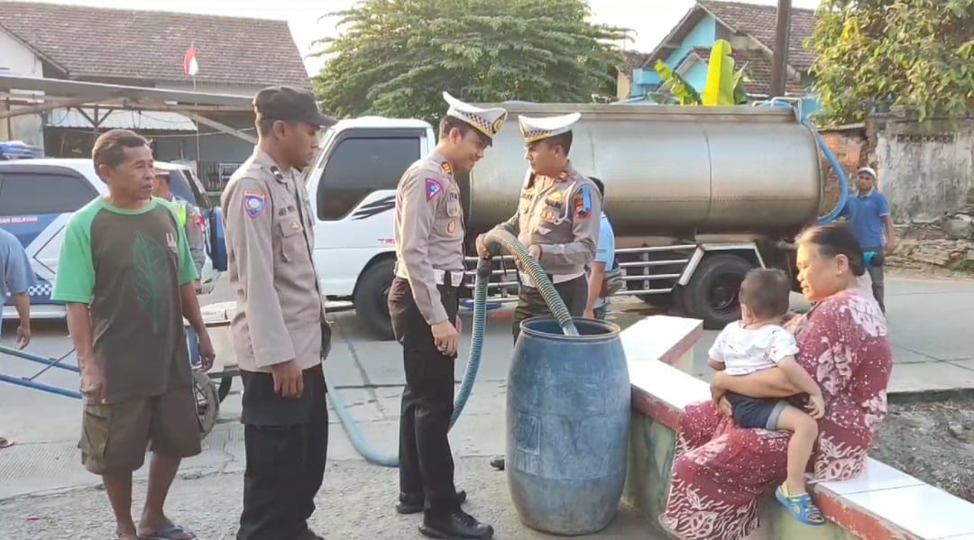 Terdampak Kekeringan, Desa Setrokalangan Terima Bantuan 10 Ribu Liter Air Bersih