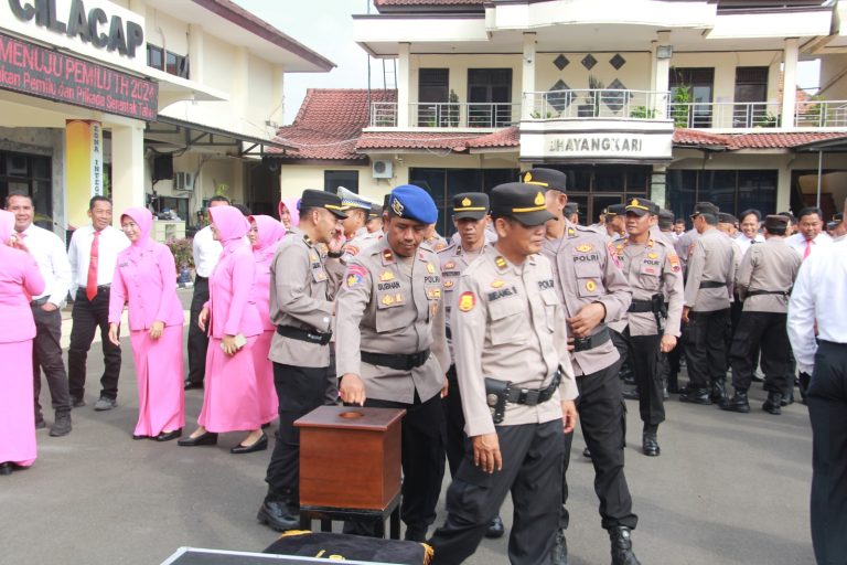 Wujud Empati, Polresta Cilacap Galang Donasi Bantu Pemulihan Siswa Korban Perundungan (Foto: Dok Humas Polresta Cilacap)